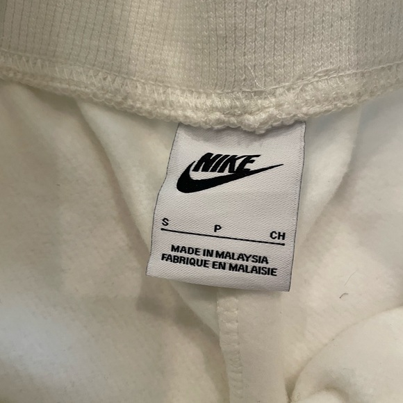 New Nike fleece shorts - Picture 4 of 4